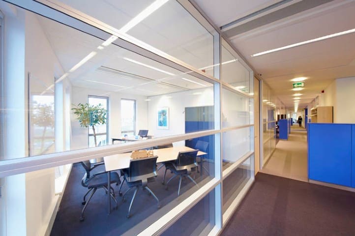 Systeemwand opgebouwd uit glascassettes