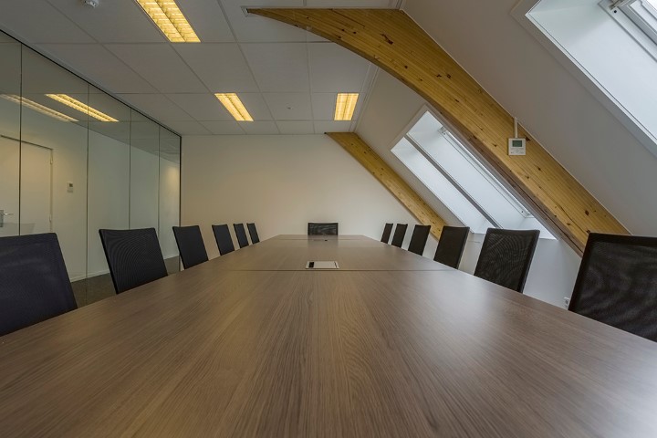 Grote vergadertafel vergaderen meetingroom