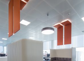 Deze akoestische plafondpanelen zijn ontworpen om een ​​grote ruimte akoestisch en optisch te verdelen