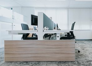 Duo werkplekken afgewerkt met een houten wang voor een moderne kantoorinrichting
