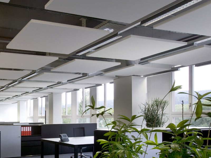 Akoestische-plafondpanelen-op-kantoor-1