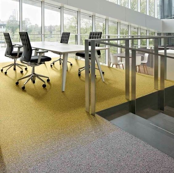 Desso-carpet-tegels-met-mooi-verloop-van-grijs-naar-geel