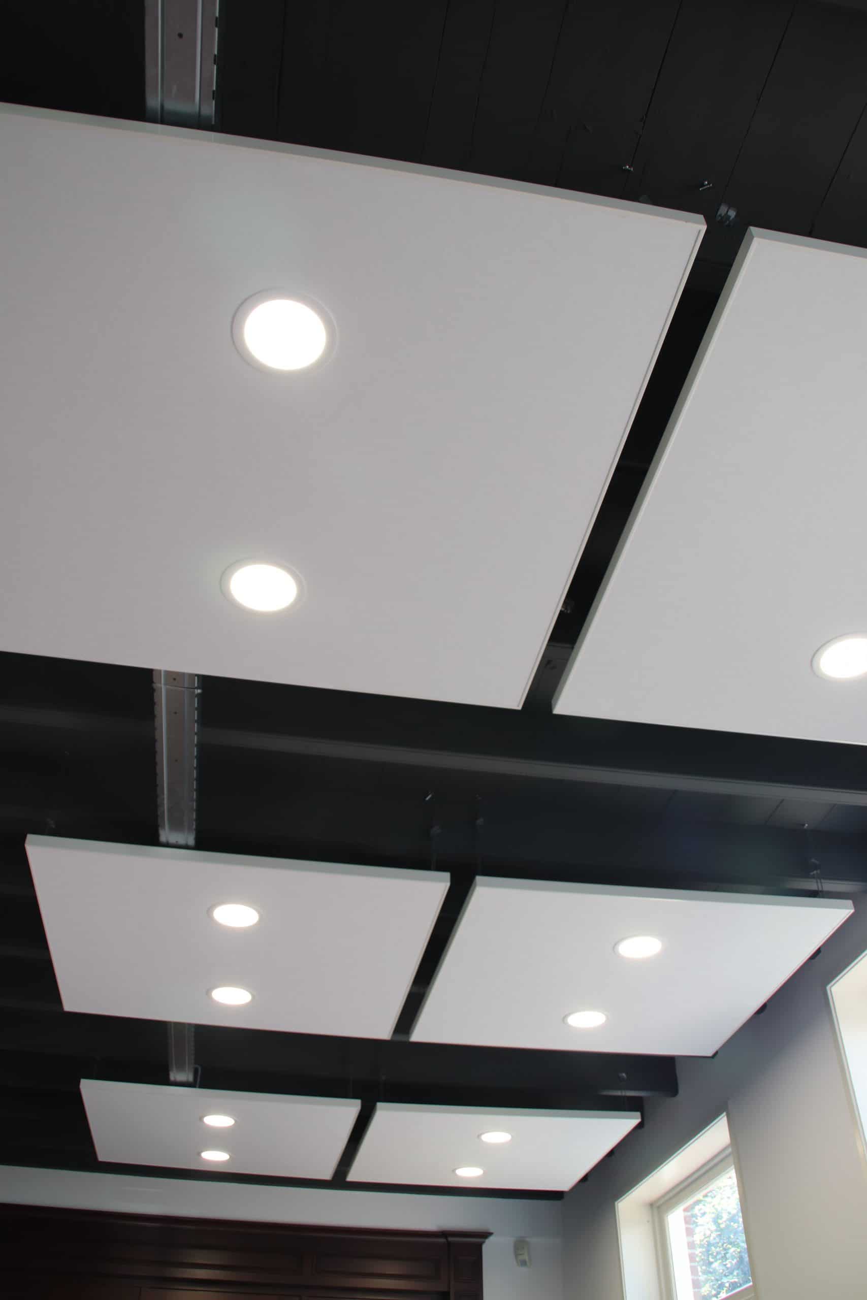 Om-de-akoestiek-te-verbeteren-zijn-er-overal-in-het-pand-akoestische-plafondpanelen-geplaatst-met-geintegreerde-led-verlichting