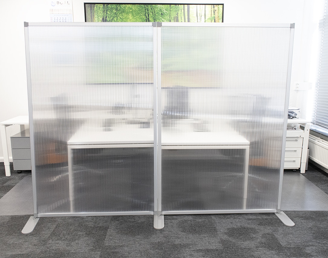 Scheidingswand-op-kantoor-koppelbaar-plexiglas-semi-transparant