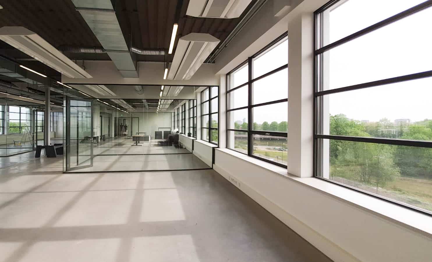 Glaswanden in industrieel kantoorpand Signet - Eindhoven